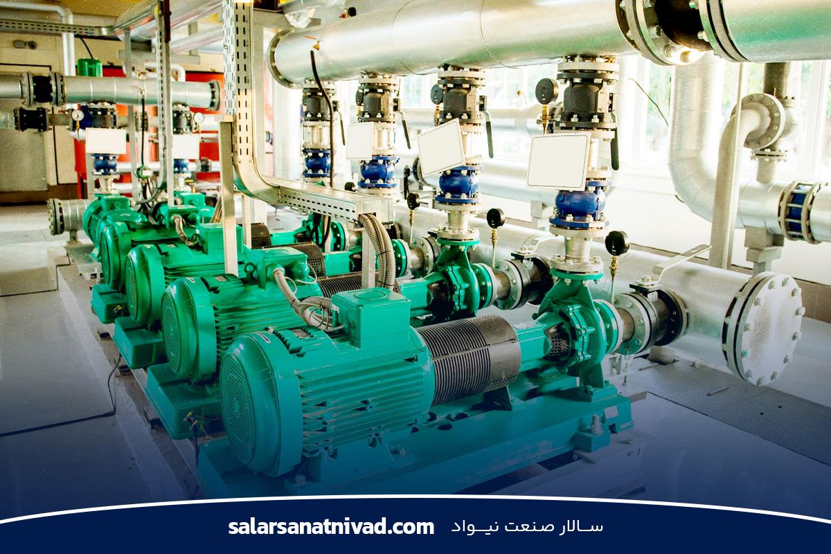 تصویر پمپ صنعتی با موتور الکتریکی در حال کار در بخش تأسیسات
