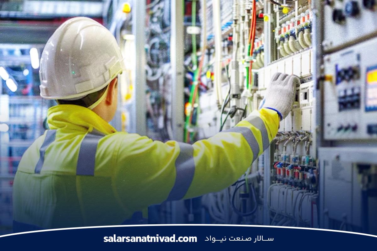 تکنسین در حال نظارت بر عملکرد تجهیزات کنترلی در تابلو برق