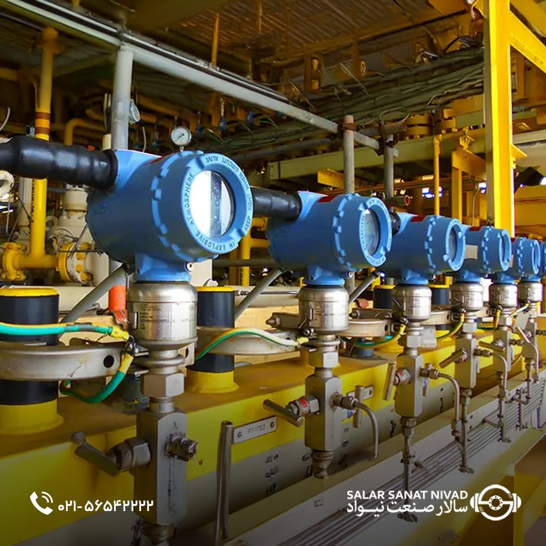 تصویری از یک ردیف ترانسمیترهای صنعتی فشار نصب‌شده در محیط پالایشگاهی