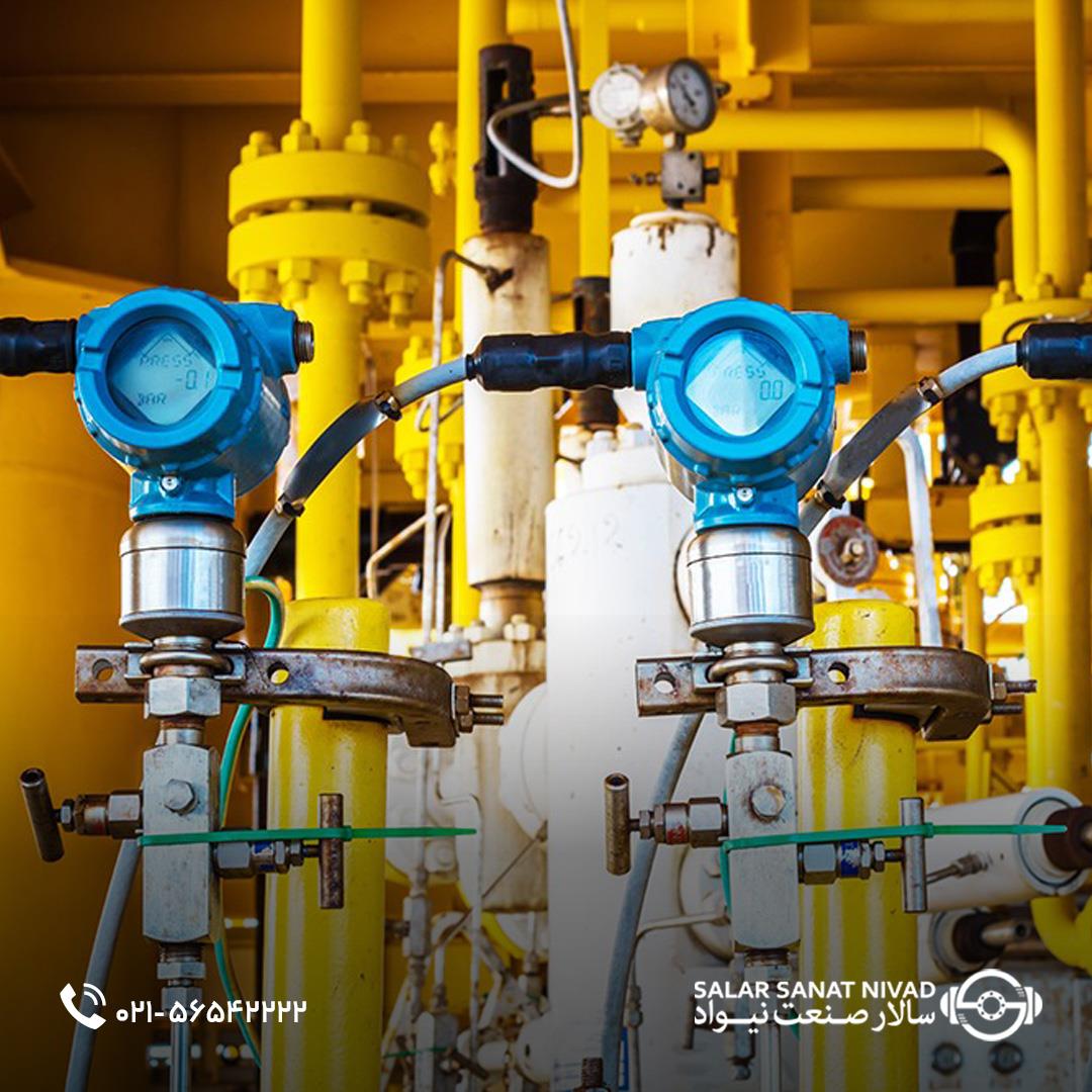 نمای نزدیک از دو ترانسمیتر فشار دیجیتال آبی‌رنگ که در یک محیط صنعتی