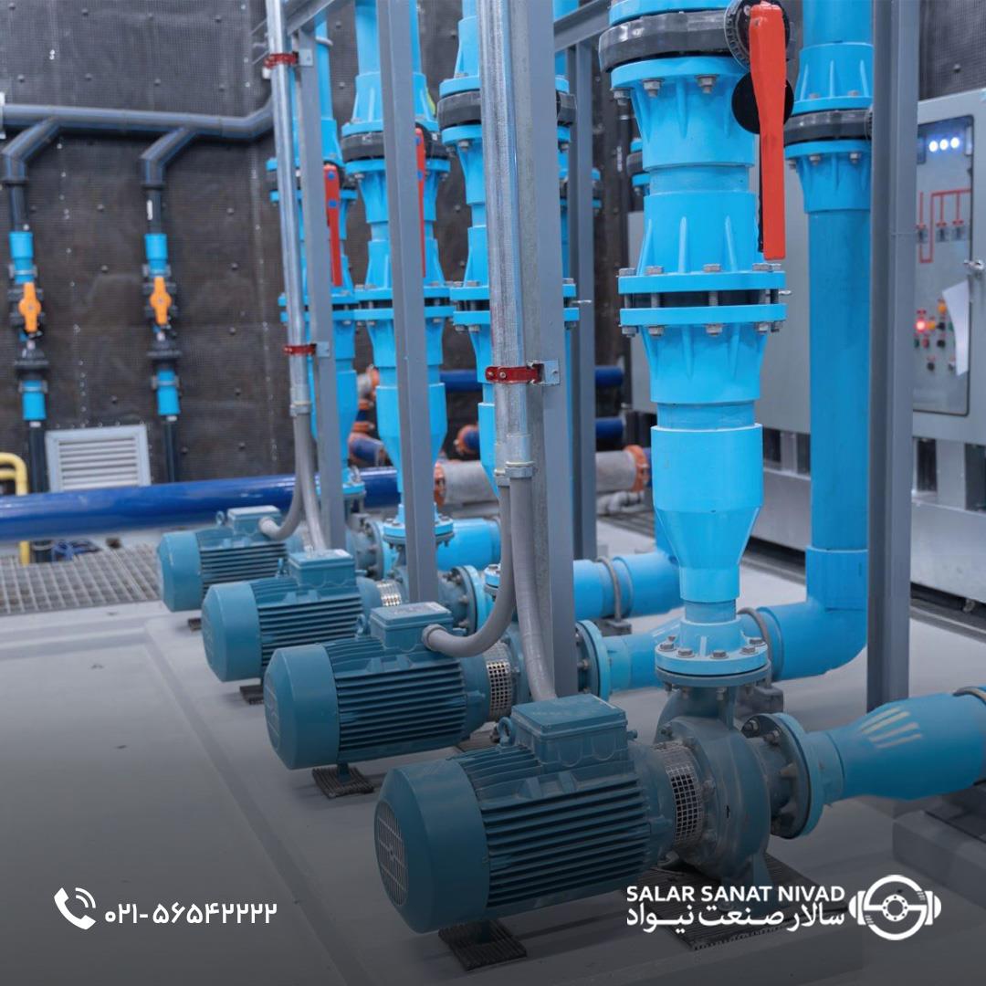 نمای داخلی از موتورخانه مجهز به پمپ‌های صنعتی