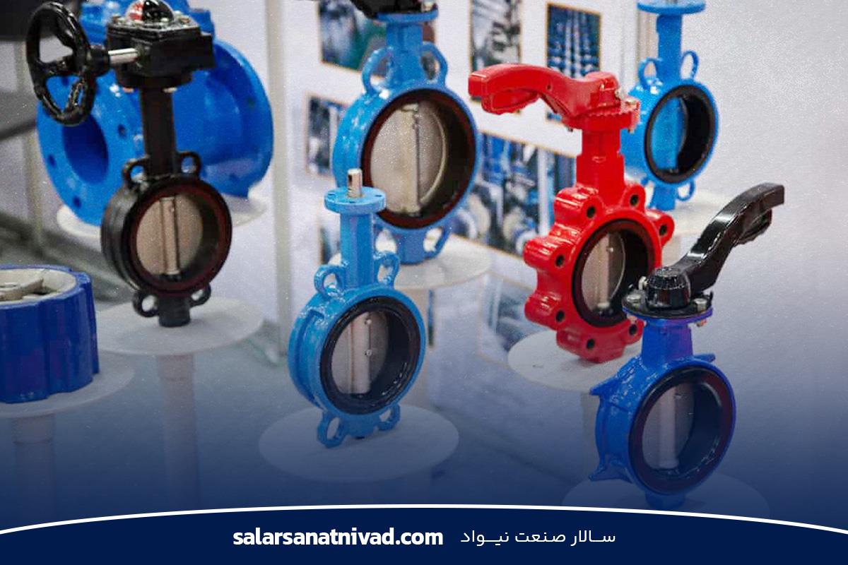 مجموعه‌ای از شیرآلات صنعتی در محیط نمایشگاهی