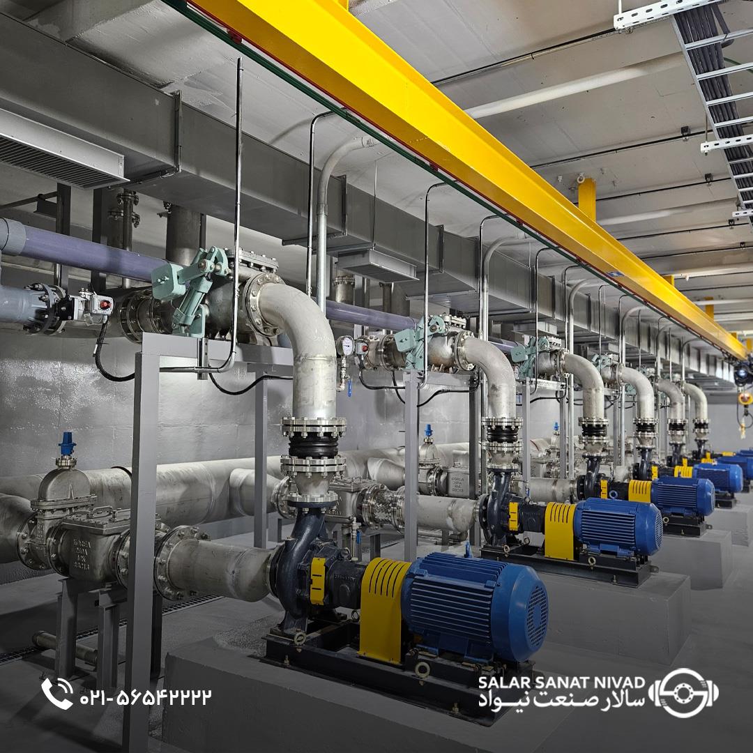 ردیف پمپ های صنعتی نصب‌شده در موتورخانه با طراحی دقیق و مهندسی