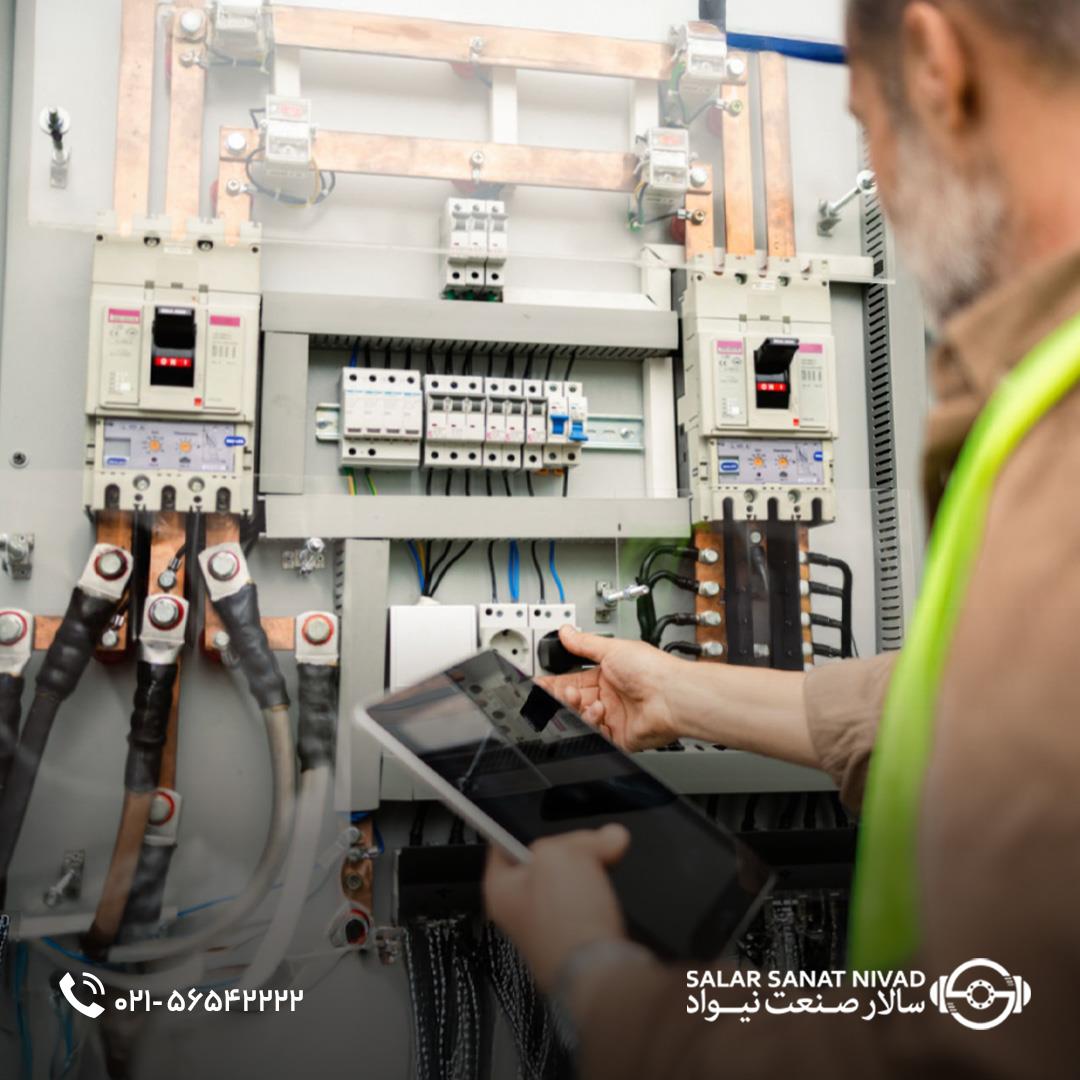 مهندس برق در حال کار بر روی تابلو برق صنعتی