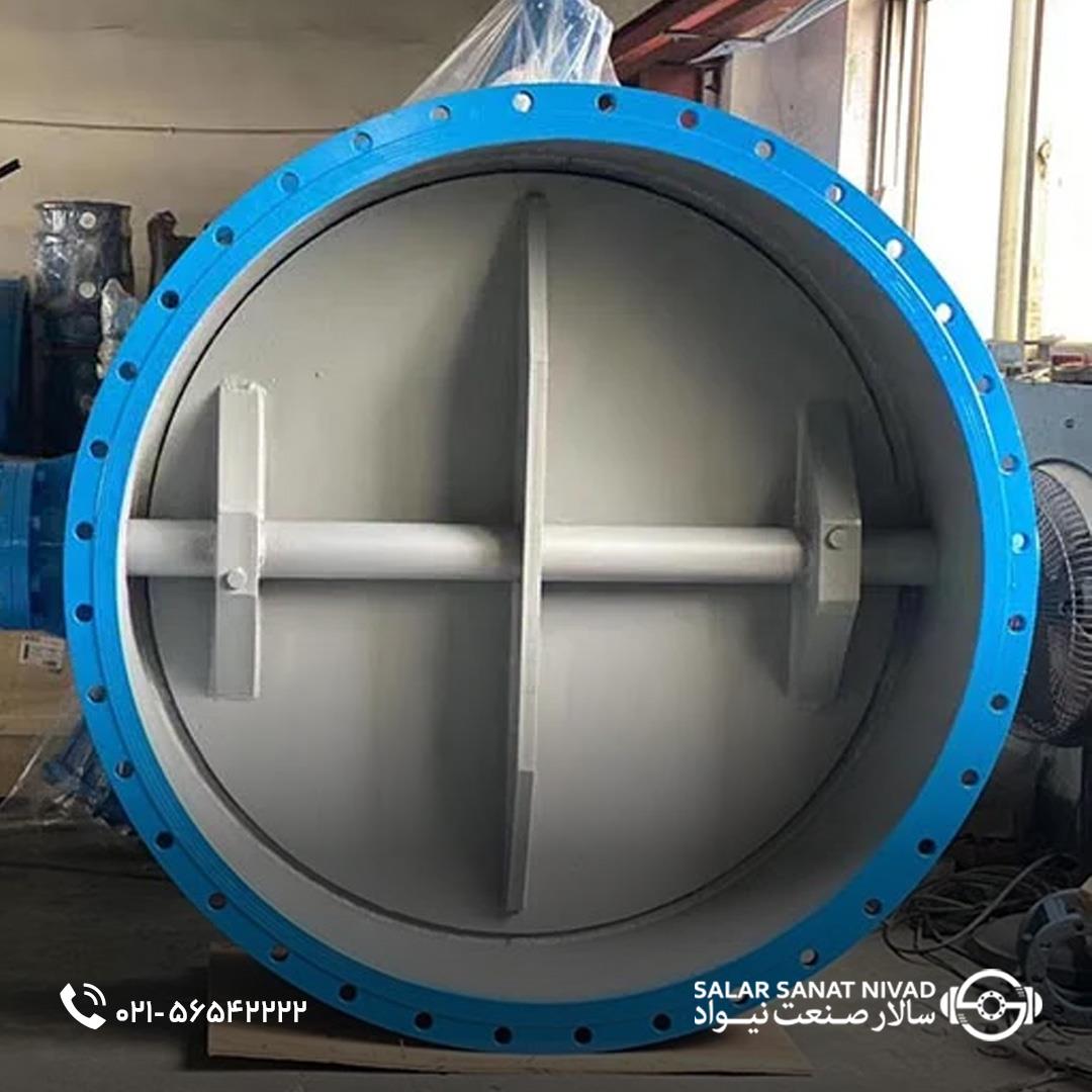 تصویر یک شیر پروانه‌ای صنعتی بزرگ با بدنه آبی رنگ و پره‌های داخلی خاکستری