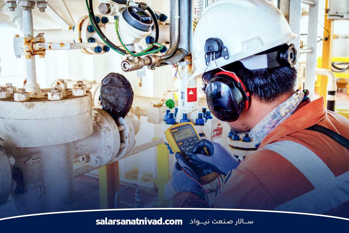 مهندس فنی مشغول بررسی خروجی سیگنال از تجهیزات ابزار دقیق