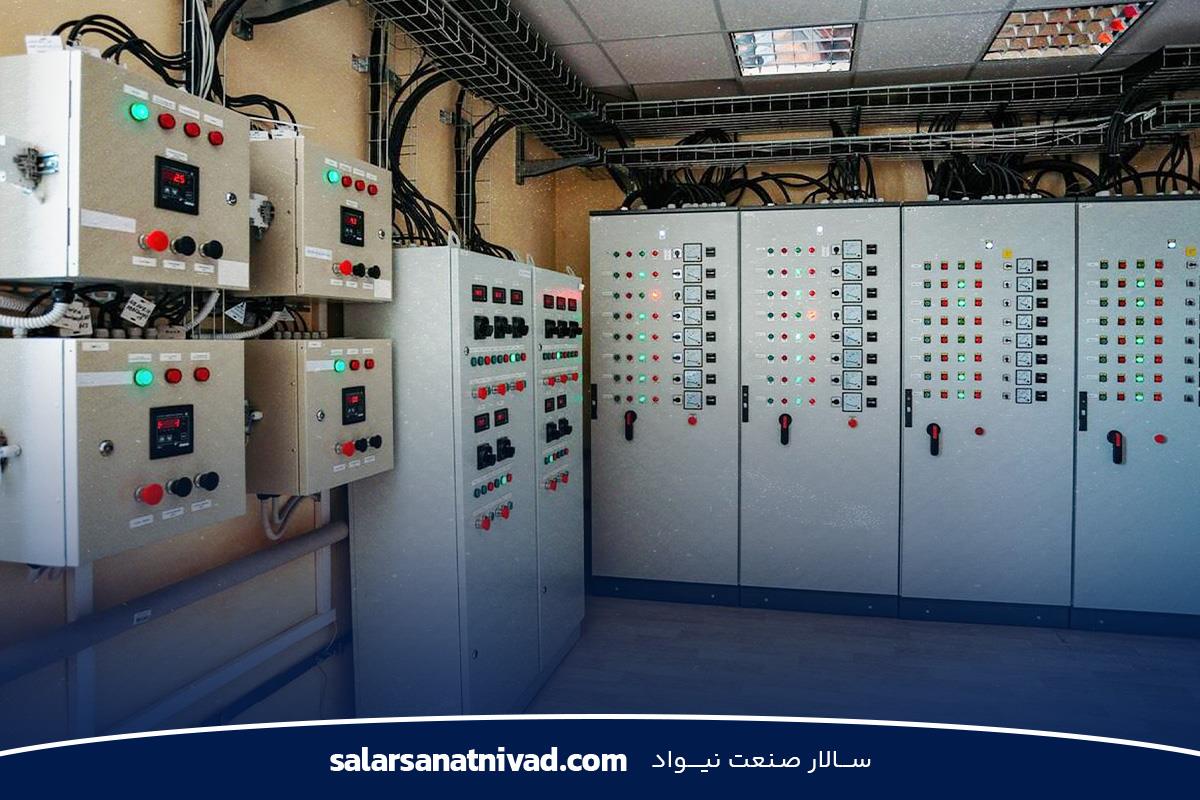 تابلو برق صنعتی مدرن با کنترل پنل‌های متعدد در اتاق برق