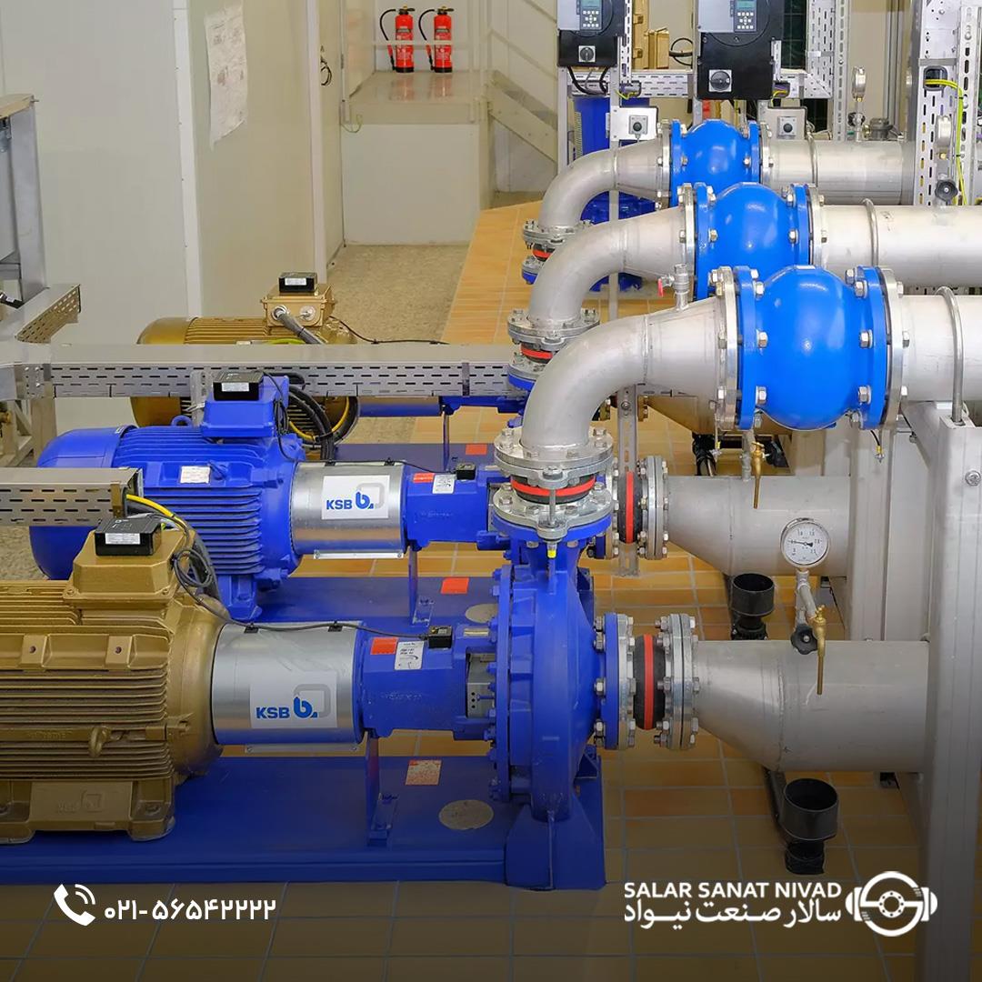 موتورخانه با پمپ‌های صنعتی KSB با لوله‌کشی فشار قوی در فضای بسته